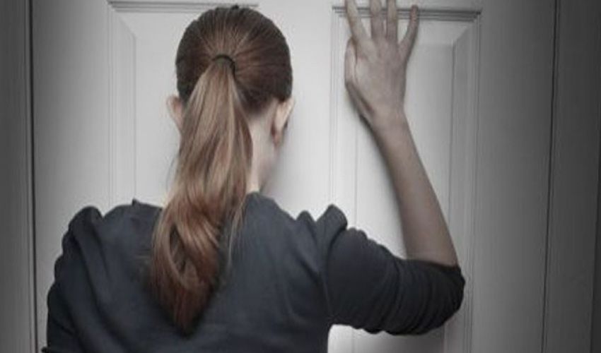 Bewoonster van Margraten staat buiten haar eigen huis Bewoonster van Margraten staat buiten haar eigen huis